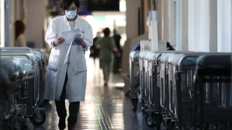 Κορονοϊός: 12.997 νέα κρούσματα ανακοίνωσε ο ΕΟΔΥ - 51 νεκροί και 384 διασωληνωμένοι