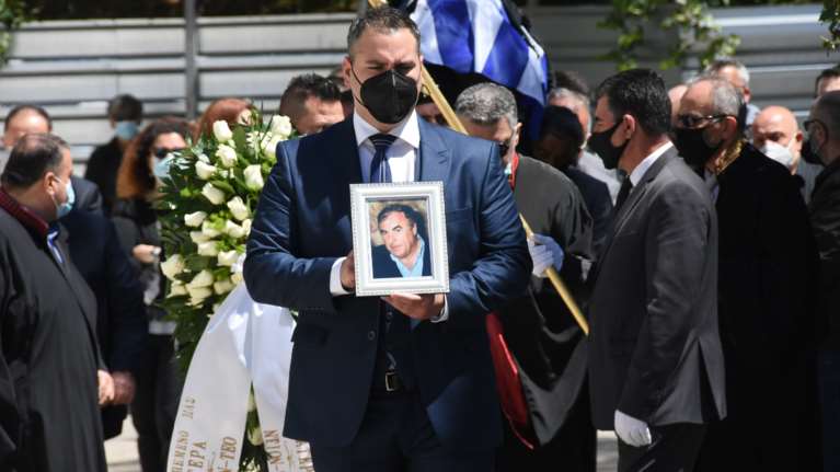 Σπύρος Γιατράς: Βαθιά θλίψη στο τελευταίο συγκινητικό αντίο για τον σπουδαίο στιχουργό