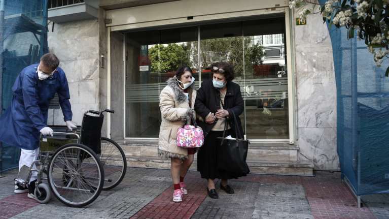 Κορονοϊός: Οι πέντε παραβάσεις που εντοπίστηκαν σε μονάδες φροντίδας ηλικιωμένων και ιδιωτικές κλινικές