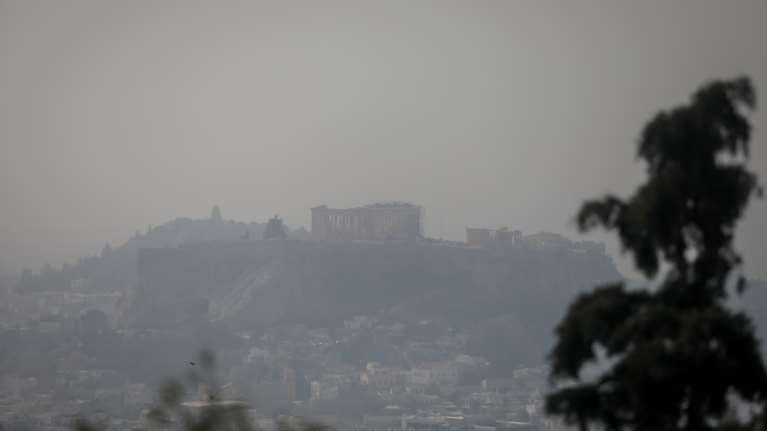Εντυπωσιακό φαινόμενο με πυκνό &#39;&#39;πέπλο&#39;&#39; ομίχλης: Απίστευτες εικόνες από Αττική και Αργολίδα [βίντεο]