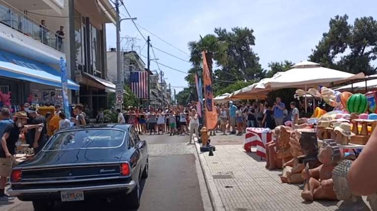 Θεσσαλονίκη: Κοσμοσυρροή στη Μηχανιώνα για να δουν τον Μπαντέρας - Βγήκαν στα μπαλκόνια [Βίντεο]