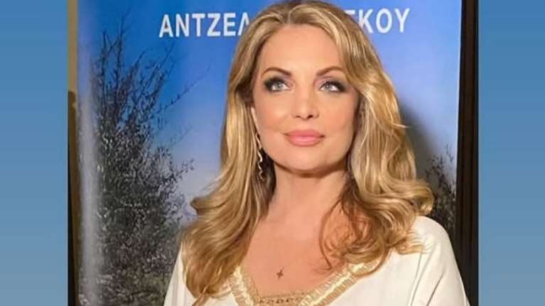 Η Άντζελα Γκερέκου με κόκκινο καφτάνι στην Αντίπαρο