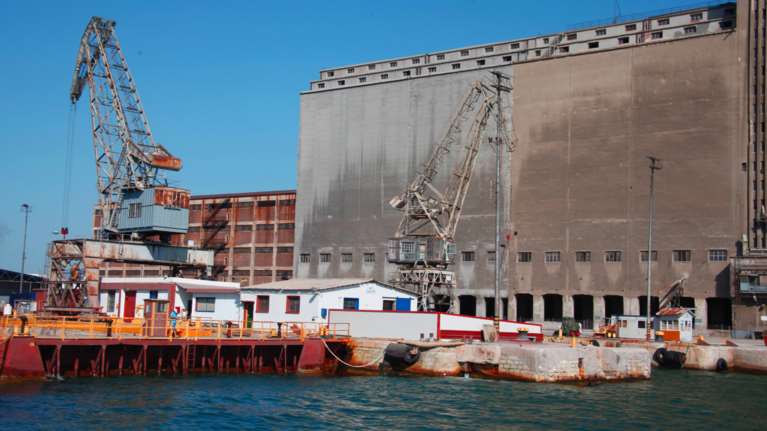 Tραυματισμός εργαζόμενου στο λιμάνι του Πειραιά - Πιστή εφαρμογή των κανόνων ασφαλείας ζητούν τα σωματεία