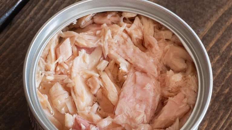 Κονσέρβες τόνου: Οι χημικές ουσίες που βλάπτουν την υγεία - Πώς να μειώσουμε την έκθεσή μας;