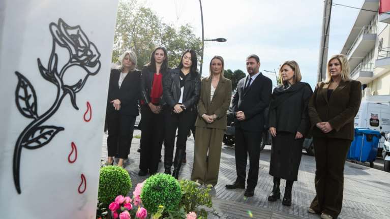 Στο μνημείο της Κυριακής Γρίβα ο Ανδρουλάκης: "Πρέπει να αντιμετωπίσουμε την πληγή της έμφυλης βίας"