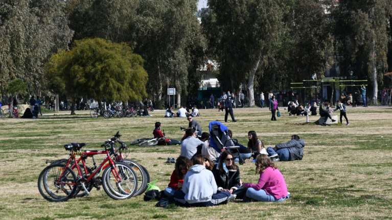 Κορονοϊός: Αγωνία για τη  διασπορά στην Αττική με 1.322 νέα κρούσματα - Ανησυχία και για τη Θεσσαλονίκη με 283