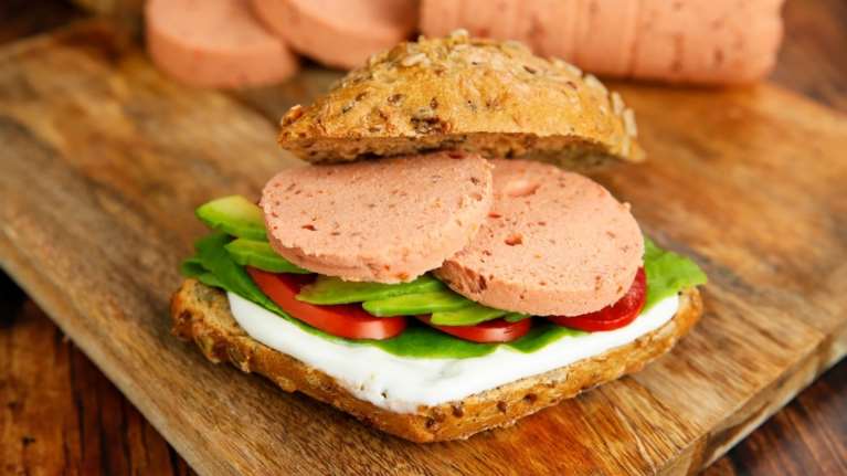 Πώς θα φτιάξεις σπιτικό υγιεινό παριζάκι μόνο με κοτόπουλο και λαχανικά - Ελαφρύ και με πανεύκολη συνταγή