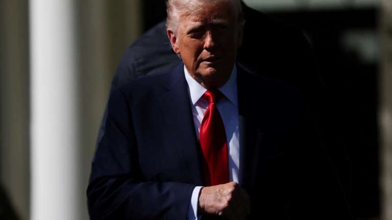 Ο Τραμπ ανακοίνωσε ότι οι Χούθι συνθηκολόγησαν: &quot;Απλώς δεν θέλουν να πολεμούν πια - Θα σταματήσουμε τους βομβαρδισμούς&quot;