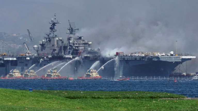 ΗΠΑ: Ισχυρή έκρηξη, φωτιά και 21 τραυματίες σε πολεμικό πλοίο στην Καλιφόρνια [εικόνες]