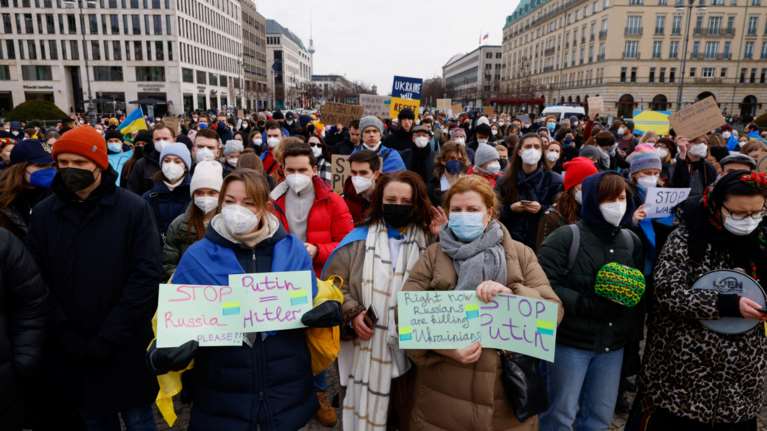 Πόλεμος Ουκρανία - Διαδηλώσεις στην Ευρώπη κατά της ρωσικής εισβολής: "Σταματήστε αυτήν την τρέλα!"