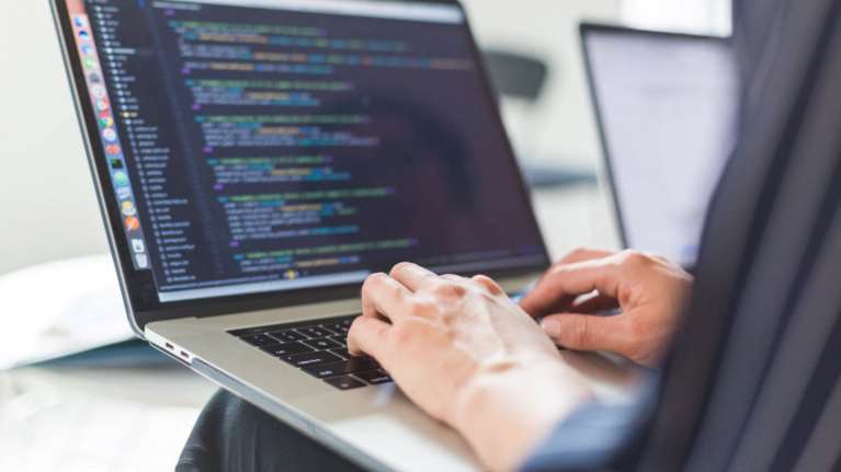 Γνωστός Έλληνας YouTuber καταγγέλλει απειλές για τη ζωή του: &quot;Θα φας 50 μαχαιριές, είσαι νεκρός&quot; [Βίντεο]