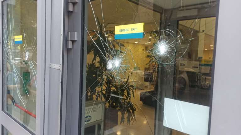 Μπαράζ επιθέσεων σε τράπεζες στην Αθήνα