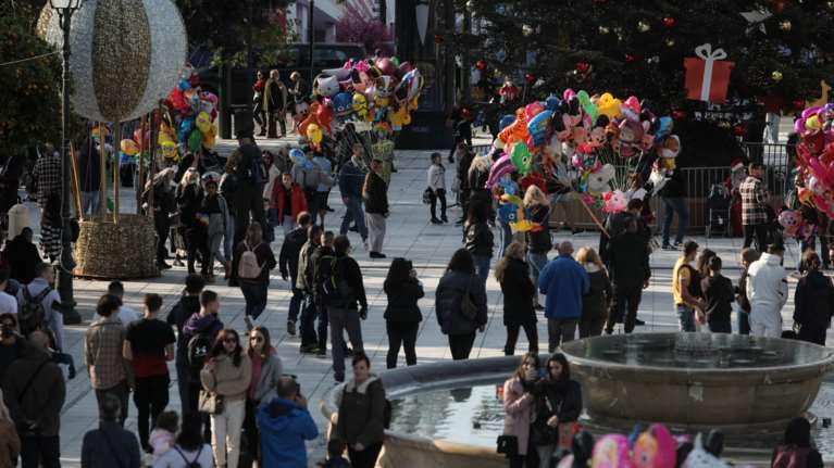 Κορονοϊός: "Φωτιά και λάβρα" με 973 κρούσματα η Αττική και 703 η Θεσσαλονίκη - Ποιες περιοχές "βράζουν"