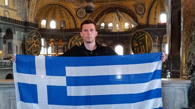 Αυτός είναι ο Έλληνας που σήκωσε την ελληνική σημαία στην Αγία Σοφία [εικόνες]