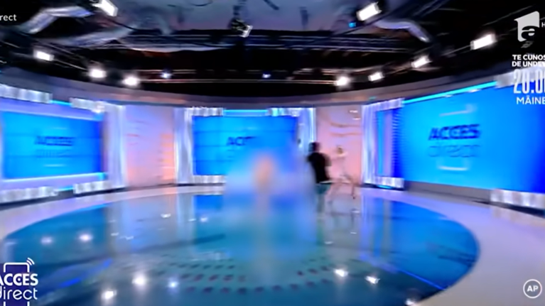 Απίθανο: Γυμνή γυναίκα εισέβαλε σε στούντιο και πέταξε πέτρα στην παρουσιάστρια [βίντεο]