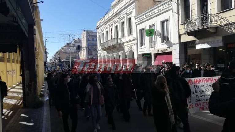 Μεγάλη συγκέντρωση διαμαρτυρίας φοιτητών και εκπαιδευτικών και στην Πάτρα [εικονες βίντεο]