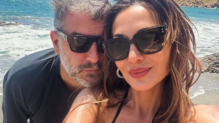 Η Δέσποινα Βανδή απολαμβάνει τις βουτιές της στη Μύκονο - Με stylish ολόσωμο μαγιό