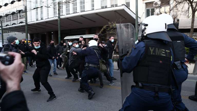 Προπύλαια: Επεισόδια και χημικά στη συγκέντρωση για τον Δημήτρη Κουφοντίνα - Επιτόπου και η αύρα της ΕΛΑΣ