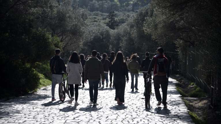 Επιμένει ο κορονοϊός: 396 νέα κρούσματα στην Αττική - Σε &quot;αναμμένα κάρβουνα&quot;  για Κέντρο Αθήνας και Βόρεια Προάστια