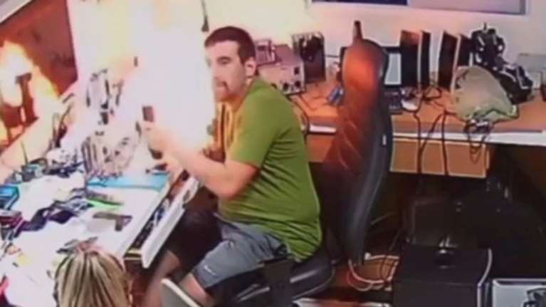 Η τρομακτική στιγμή που μπαταρία κινητού σκάει στα χέρια τεχνικού και τον καίει [βίντεο]