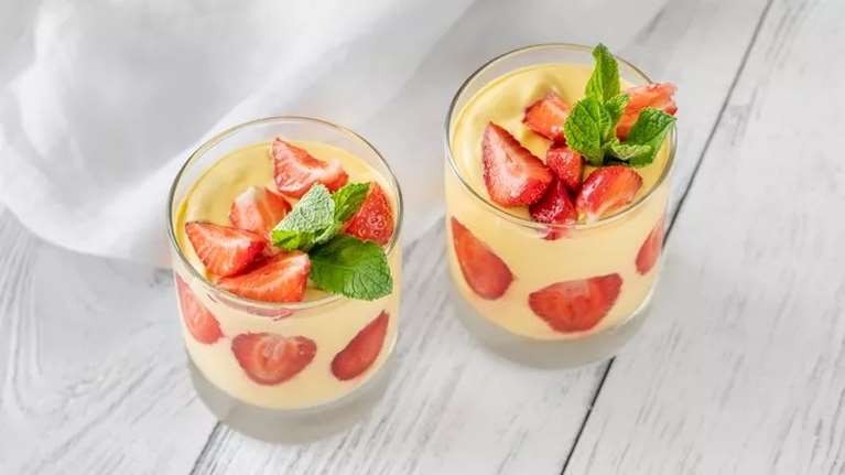 Δροσερό γιαουρτογλυκό με μόλις 2 υλικά - χωρίς ζελέ