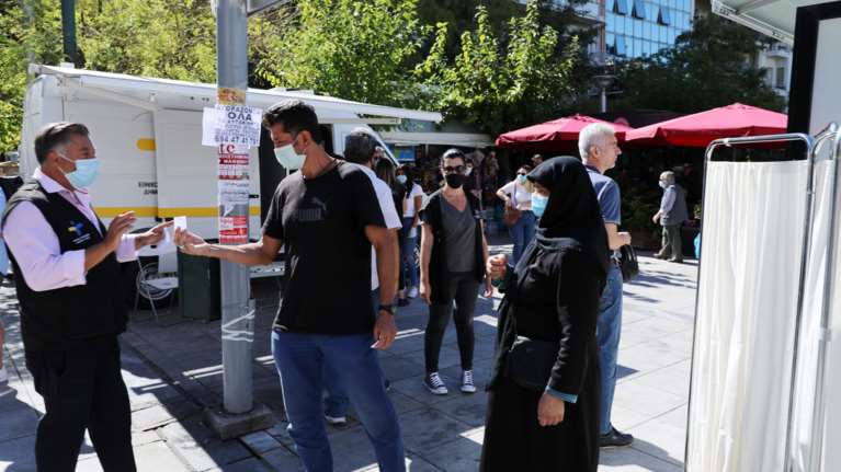 Κορονοϊός: Συναγερμός στην πλατεία Βικτωρίας – 21 κρούσματα σε 496 ελέγχους