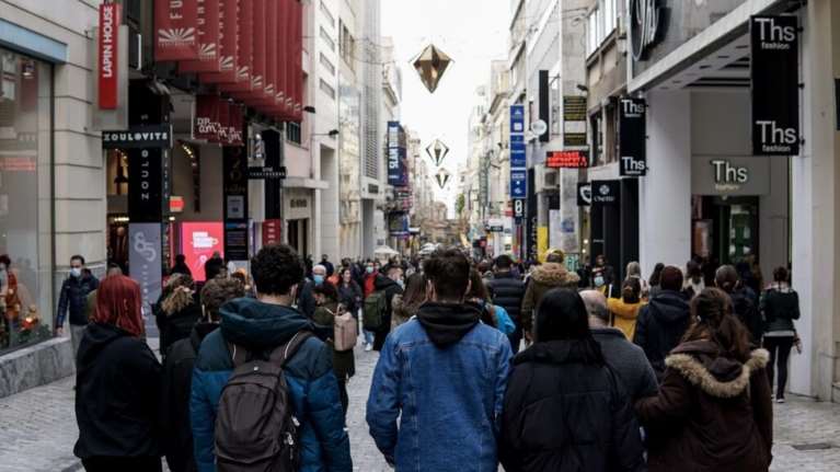 Κορονοϊός: Τι γνωρίζουμε και τι όχι για τη νέα υποπαραλλαγή - Πώς να προσέχουμε στο εορταστικό τραπέζι