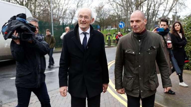 Τον Τζούλιαν Ασάνζ επισκέφθηκε στη φυλακή ο Γιάνης Βαρουφάκης