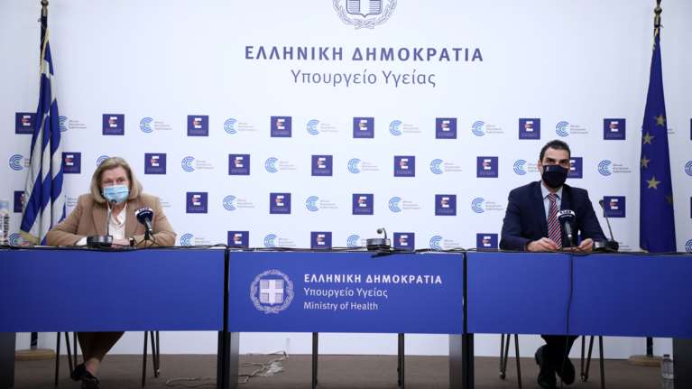Κορονοϊός: Ενημέρωση από Θεμιστοκλέους - Θεοδωρίδου για τους εμβολιασμούς στις 18:00