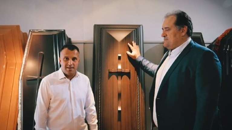 &quot;Σταυρός στον Μητράκα&quot;: Viral προεκλογικό σποτ περιφερειακού συμβούλου στο γραφείο τελετών Μπαμπούλα