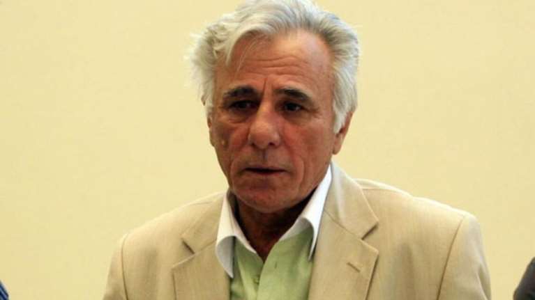 Σε στενό οικογενειακό κύκλο η κηδεία του Σπύρου Καρατζαφέρη - H παράκληση της οικογένειας