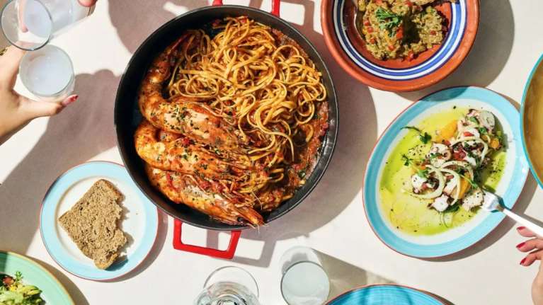 Σερβίρει θέα και θάλασσα: Λένε πως αυτό είναι το πιο κλασάτο ουζερί της Αθήνας