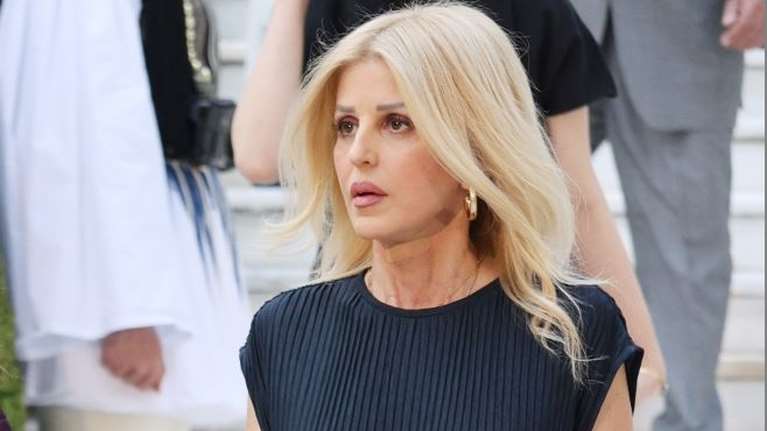 Έλενα Ράπτη: Με κλασικό και κομψό σύνολο στην εκδήλωση &quot;&quot;Μνήμη και Φως&quot; στη Ρωμαϊκή Αγορά