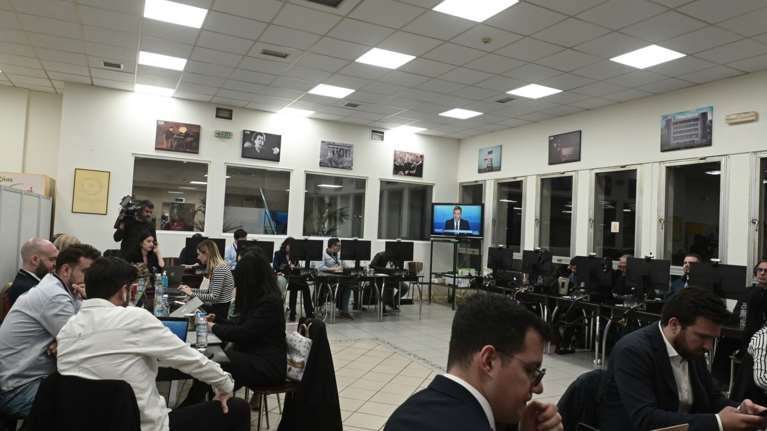 Debate: Ποιος δημοσιογράφος πήγε με το παιδί του στην τηλεμαχία των πολιτικών αρχηγών