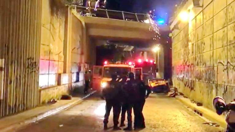 Σοκαριστικό τροχαίο στη Νέα Ιωνία: Αυτοκίνητο έπεσε από γέφυρα - Ενας νεκρός [βίντεο]