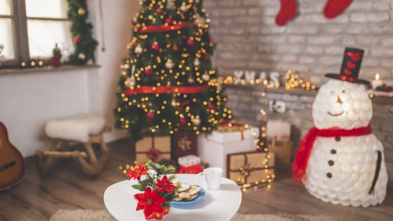 Πώς θα διακοσμήσετε το coffee table για τα Χριστούγεννα, με απλό και οικονομικό τρόπο