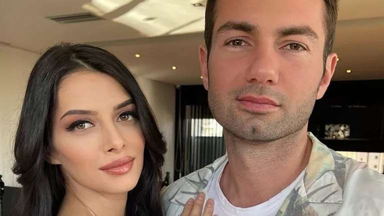 Άννα Μπεζάν - Δημήτρης Παππάς: Σε απογευματινή βόλτα αγκαλιά με τη μονάκριβη κόρη τους