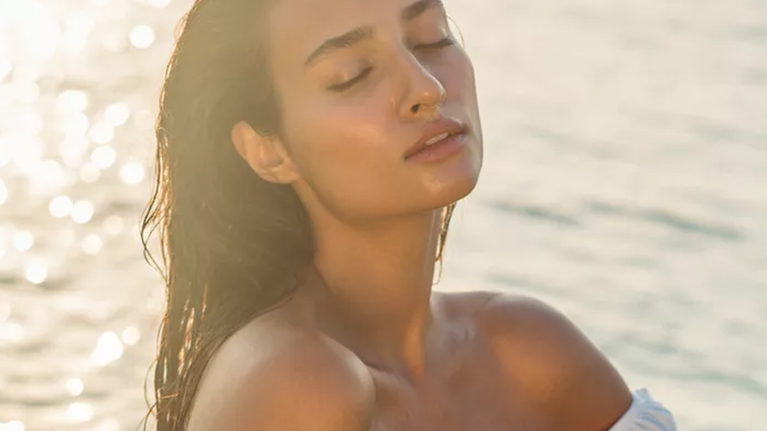 Γιατί έχουμε πιο καθαρή επιδερμίδα το καλοκαίρι; Σας λύνουμε την αιώνια απορία