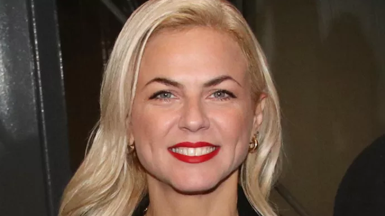 Ζεστή στα χιόνια: Η Χριστίνα Κοντοβά συνδύασε δύο από τις πιο hot τάσεις του χειμώνα σε ένα τέλειο outfit