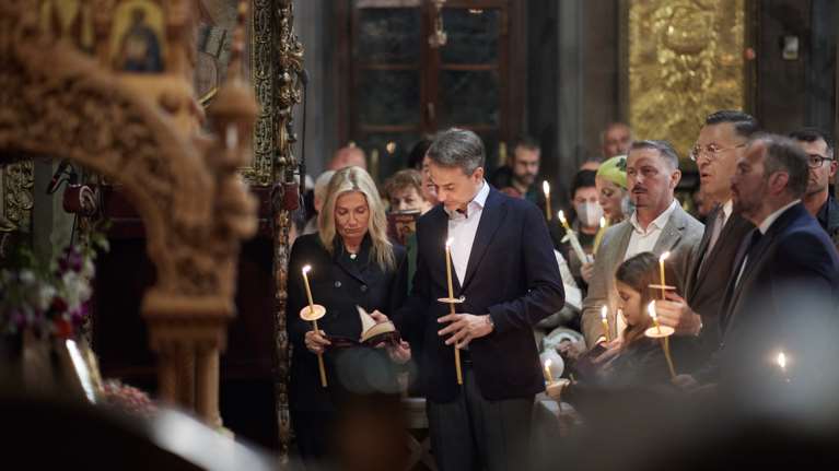 O Κυριάκος Μητσοτάκης στον Επιτάφιο της Ευαγγελιστρίας στην Τήνο - Παρακολούθησε την Ακολουθία και την Περιφορά