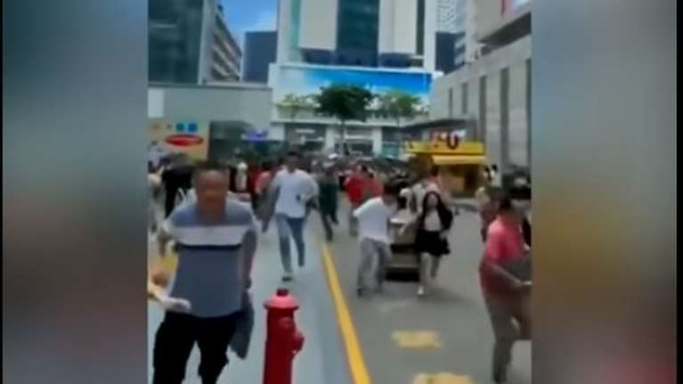 Τρόμος στην Κίνα: Ουρανοξύστης 300 μέτρων άρχισε να &quot;τρέμει&quot; - Πανικός στην πόλη Σεντζέν [Βίντεο]