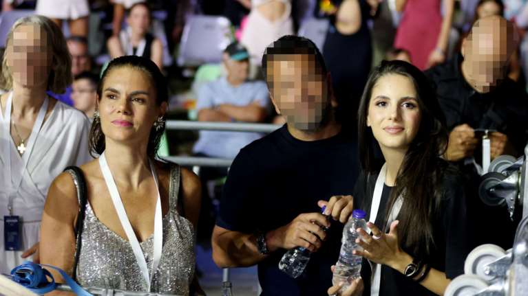 Η Μιράντα Πατέρα με εντυπωσιακό ασημί metallic παντελόνι που λίγες θα τολμούσαν