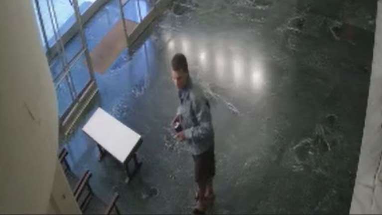 Δράκος των Εξαρχειών: Πουλάει τρέλα ο 23χρονος - &quot;Να πάμε σε έναν άλλον γαλαξία να ρωτήσουμε τι συνέβη με τις επιθέσεις&quot;