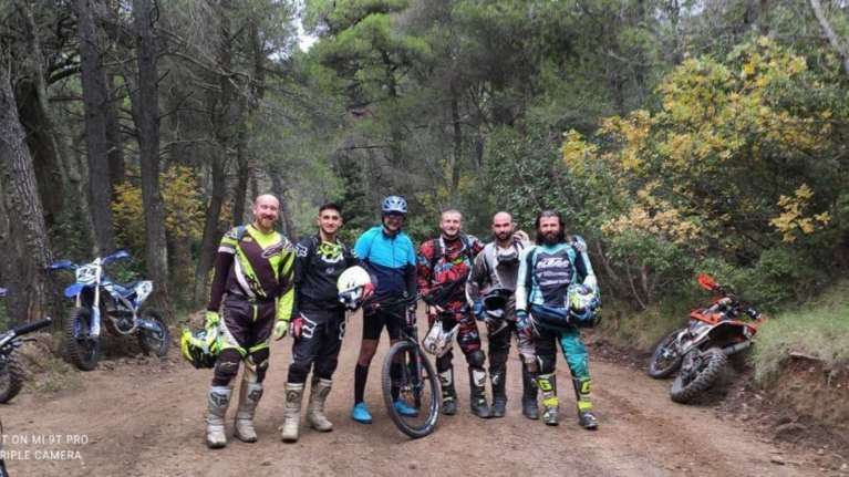 Απάντηση Πέτσα στον ΣΥΡΙΖΑ για τη βόλτα Μητσοτάκη στην Πάρνηθα- Με τσουρέκια και ποδήλατα δεν γίνεται αντιπολίτευση