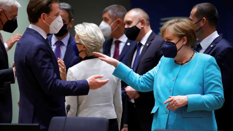 Η μετάλλαξη Δέλτα &quot;φοβίζει&quot; Μέρκελ και Μακρόν - Αναζητούν συντονισμένη στάση στις αφίξεις από &quot;επικίνδυνες&quot; χώρες