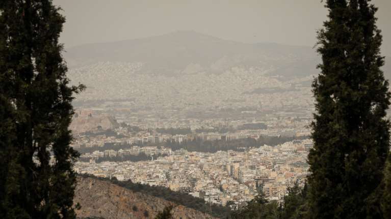 Καιρός: Μικρό &quot;καλοκαιράκι&quot; με αφρικανική σκόνη και άνοδο της θερμοκρασίας τη Μεγάλη Πέμπτη [Βίντεο]