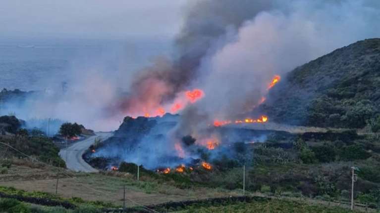 Φωτιά στα Κύθηρα στην περιοχή Γερακάρι: Καίει δάσος σε δύσβατη περιοχή