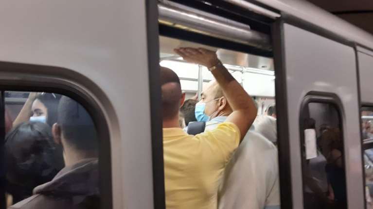 Κορονο-πάρτι στα Μέσα Μεταφοράς: Απίστευτος συνωστισμός στο Μετρό του Συντάγματος [εικόνες]