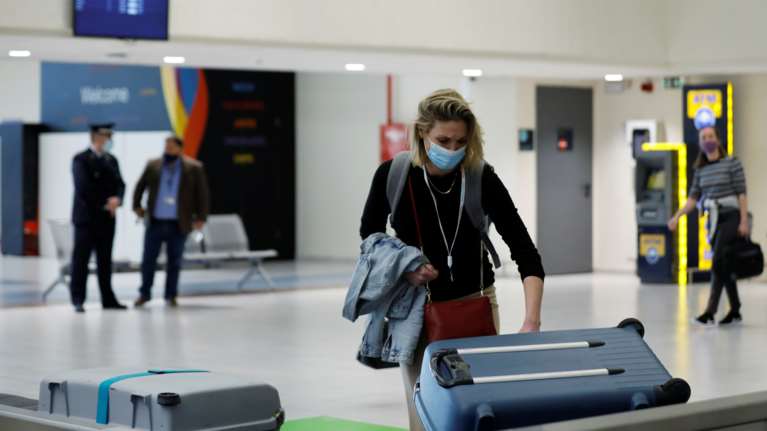 Reuters: Η Ευρώπη αγκαλιάζει τα &quot;πράσινα διαβατήρια&quot; - Πότε ξεκινούν - Τα προβλήματα