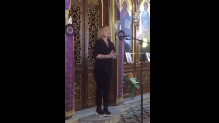 Ελεονώρα Ζουγανέλη: Την κατηγορούν για &quot;μεγάλη ασέβεια&quot; - Έψαλε το &quot;Χριστός Ανέστη&quot; με παντελόνι στην &quot;Ωραία Πύλη&quot; ναού